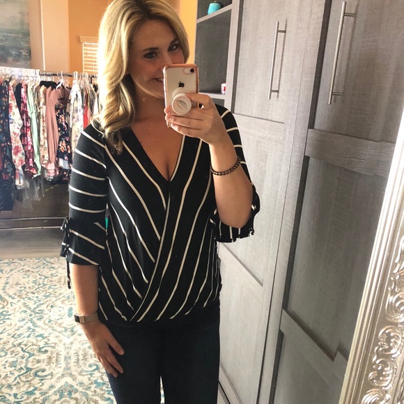 Low stock S-M Super trendy black White Striped top - Picture 3 of 3